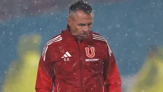 Gustavo Álvarez en alerta: figura de la U de Chile podría perderse el partido ante Botafogo
