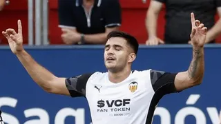 Valencia goleó a Osasuna y quedó como líder de la Liga de España