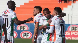 Cobresal tumbó con claridad a Curicó Unido y acortó distancias con el liderato