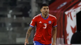 Guillermo Maripán salió con molestias de la práctica de La Roja de Gareca