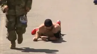 Marine terminó a gatas el Maratón de Boston para homenajear a sus amigos fallecidos