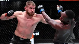 Jan Blachowicz derrotó a Israel Adesanya y se adjudicó el título semipesado de la UFC