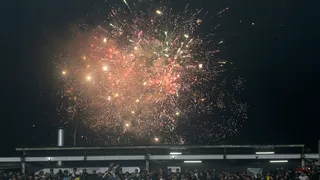 Hinchas de Colo Colo iluminaron Santiago palpitando las celebraciones del Centenario