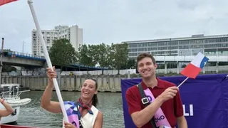 Jarry y Antonia Abraham animaron el paso del Team Chile en el desfile de la ceremonia inaugural de París 2024
