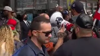 Antivacunas intentaron irrumpir en un estadio en apoyo de Kyrie Irving