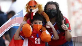 Los hinchas tiñeron de rojo el Zorros del Desierto en la previa del duelo entre Chile y Argentina