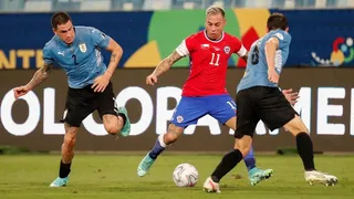 Eduardo Vargas abandonó con molestias musculares el partido ante Uruguay