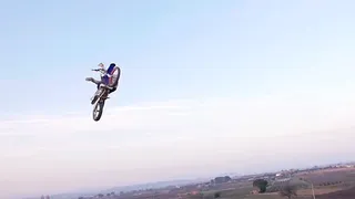 Motorista muestra increíble “voltereta” en el aire