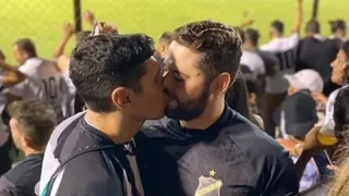 Dos hinchas celebraron con un beso el ascenso de su club y recibieron ataques homofóbicos