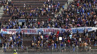 Los graves incidentes entre hinchas de la U y Carabineros que se produjeron en Estadio Nacional