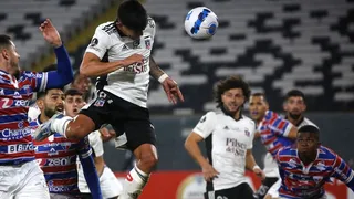 Esteban Pavez cabeceó en el área de Fortaleza y marcó el segundo descuento de Colo Colo