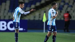 Matías Rojas castigó a Ñublense con espectacular gol antes de la mitad de la cancha