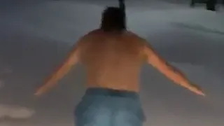 La alocada “nueva técnica de recuperación” de Harry Kane: Semidesnudo en la nieve