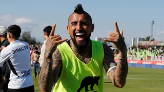 Arturo Vidal votó primera vez y se acordó de la U: “Primero el blanco y segundo el azul”