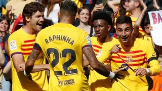 Barcelona batió en un polémico partido a Atlético de Madrid y se afianzó en la cima de La Liga