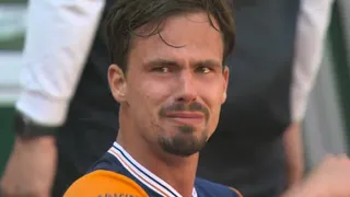 Daniel Altmaier rompió en llanto tras ganar “un maratón” a Jannik Sinner en Roland Garros