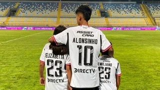 “Apoyando a papá”: Hijos de Arturo Vidal disfrutaron el reestreno del “King” en Colo Colo