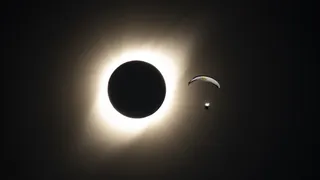 ¡Espectacular! Parapentista chileno sorprendió con vuelo en medio del eclipse solar
