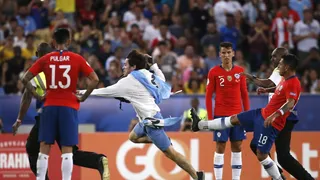 El momento en que Gonzalo Jara frenó a hincha uruguayo en el Maracaná