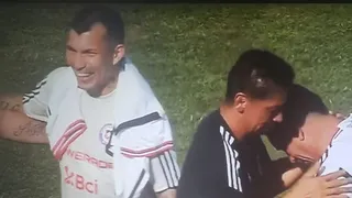 Gary Medel evitó ponerse la camiseta de Colo Colo en la despedida a Paredes