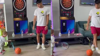 ¡Explosión de ternura! Carlos Alcaraz compartió con Juanito Jarry en Beijing