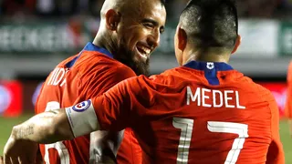 #TodosConLaCamiseta: La campaña de Vidal y Medel para ayudar a la Cruz Roja y los más necesitados