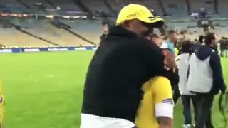 El conmovedor abrazo de Dani Alves con su padre tras conquistar la Copa América