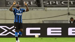 Romelu Lukaku abrió la cuenta de penal para Inter ante Sevilla en la final de la Europa League