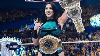 Stephanie Vaquer estremece Raw y deja en shock a Liv Morgan