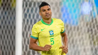 El árbitro y el VAR perjudican a Chile: Alevosa agresión de Casemiro y no lo expulsan