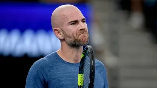 Tenista francés se recriminó golpeándose la cabeza y quedó sangrando