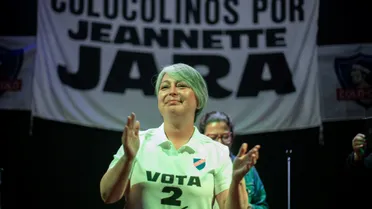 La inesperada arenga de la candidata presidencial Jeannette Jara con hinchas de Colo Colo