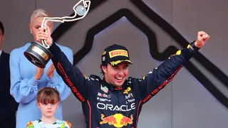 “Checo” Pérez aprovechó la estrategia y se quedó con el GP de Mónaco