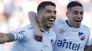 Luis Suárez anotó tremendo golazo en el clásico y es el máximo artillero uruguayo de la historia