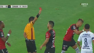 Lorenzo Reyes fue expulsado por fuerte falta a Felipe Mora en duelo de chilenos en México