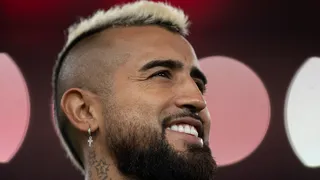 Arturo Vidal festejó a la distancia la victoria de Flamengo en el Brasileirao