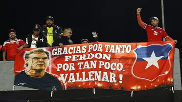 “Gracias por tanto”: Chilenos dedicaron lienzos a Bielsa en Uruguay