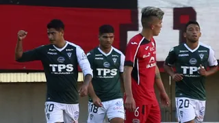 Santiago Wanderers aplastó a Ñublense y conservó el liderato en la Primera B