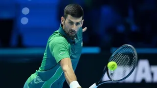Novak Djokovic arrasó con Carlos Alcaraz y se citó con Sinner en las Finales ATP