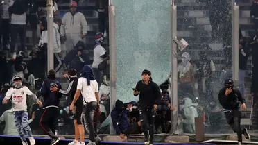 ¡ESCÁNDALO! Barristas de Colo Colo invadieron la cancha y jugadores de Fortaleza escaparon