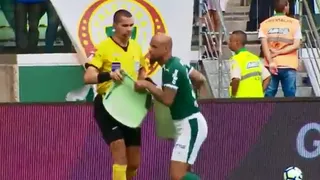 Hinchas de Palmeiras lanzaron sillas a la cancha y pifiaron al equipo en derrota ante Flamengo