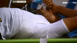 Defensa inglés se lesionó y recibió oxígeno tras un choque con Nicolás Guerra