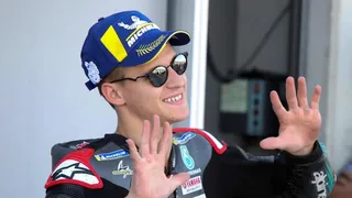 Fabio Quartararo superó una dura caída y desde la clínica regresó para ganar la pole en Aragón