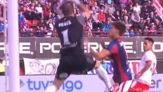 La feroz patada de Jorge Carranza a Gattoni en duelo entre Instituto y San Lorenzo