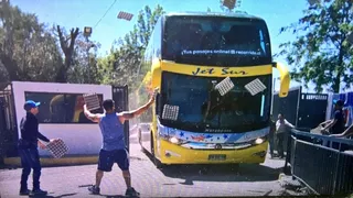 Barristas de U. de Chile increparon al plantel con lienzos y bandejas de huevos