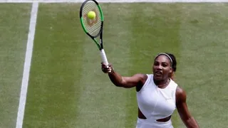 Serena Williams pasó nuevamente a la final de Wimbledon tras arrasar con Barbora Strycova