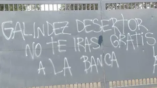 Hinchas de la U realizaron rayados en el CDA con un duro mensaje a Hernán Galindez