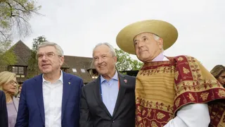 Presidente del COI vistió un chamanto en homenaje de la Federación de Rodeo Chileno