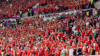 La FIFA permitió a hinchas de Gales llevar sombreros y banderas multicolor en el Mundial