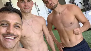 Alexis Sánchez lució su trabajado físico junto a compañeros de Olympique de Marsella